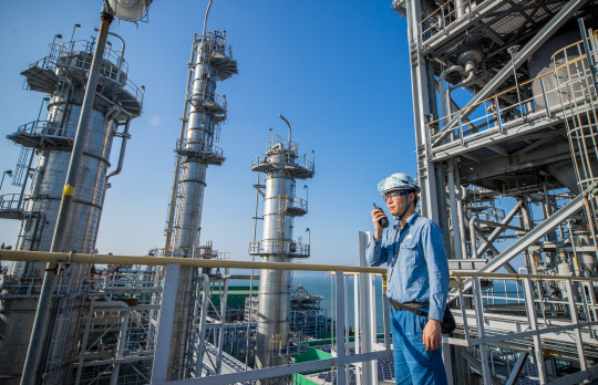 한화솔루션 직원이 공정 및 안전 점검을진행하는 모습. <한화솔루션 제공>